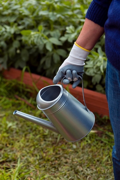 Photo gratuite close-up jardinier holding sprinkler