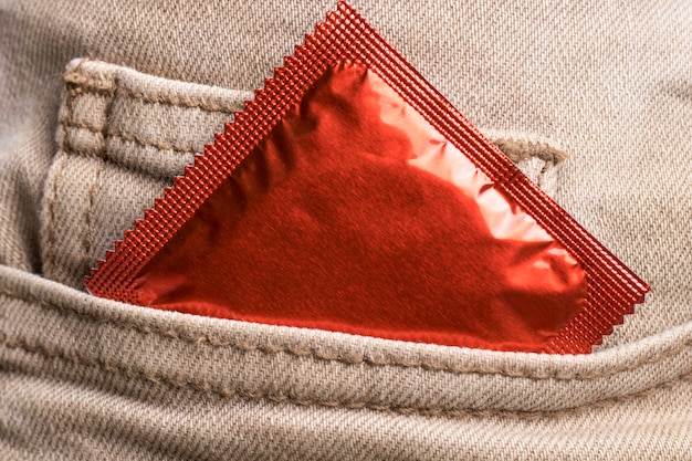 Close-up jeans pocket avec préservatif enveloppé