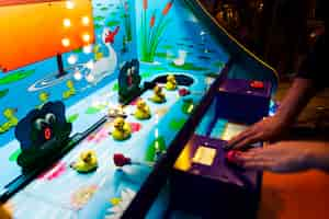 Photo gratuite close-up jeu d'arcade avec des canards en caoutchouc