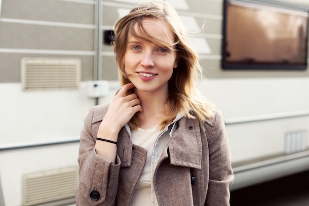 Close-up de la jeune femme avec les cheveux blonds