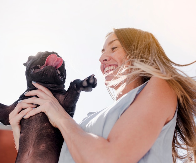 Close-up jeune femme jouant avec son chiot