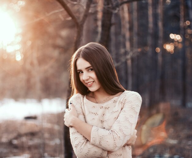 Close-up d&#39;une jeune fille dans la forêt d&#39;hiver