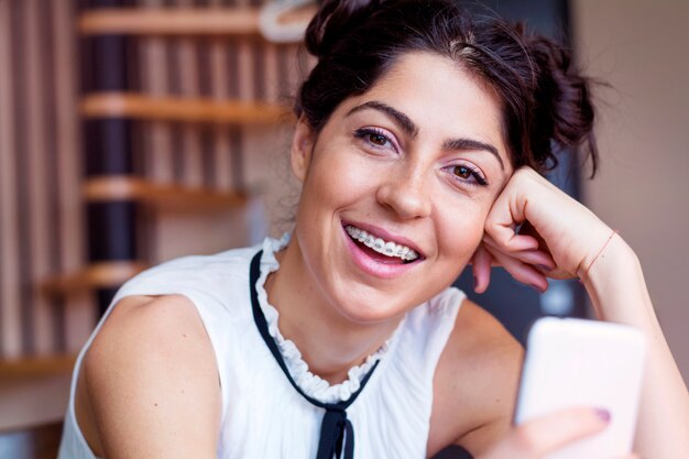 Close-up d&#39;une jeune fille heureuse avec son portable