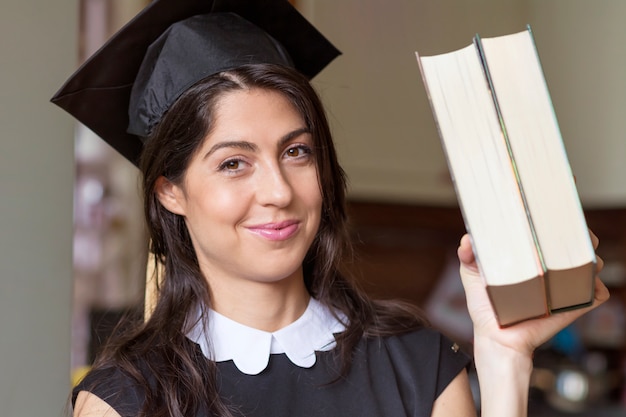 Photo gratuite close-up d'une jeune fille montrant deux livres