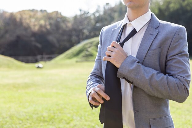 Close-up d&#39;un jeune homme tenant sa cravate après le travail