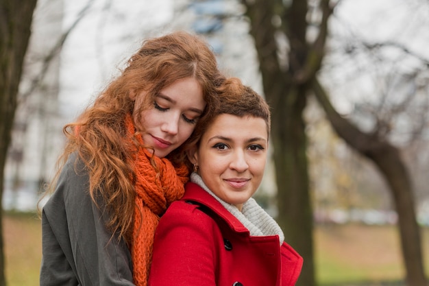 Photo gratuite close-up jeunes femmes ensemble