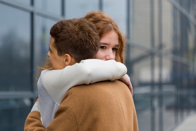 Photo gratuite close-up jeunes femmes s'embrassant