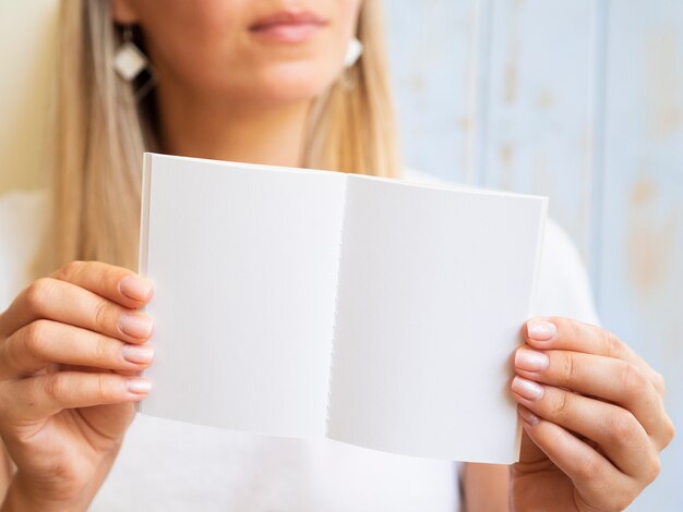 Close-up jolie femme avec carnet