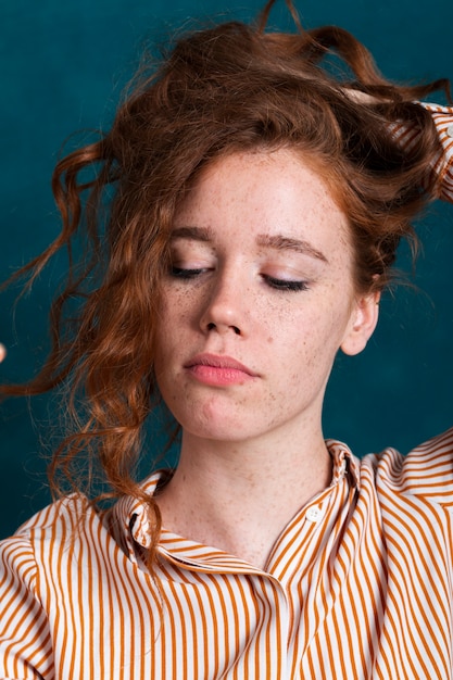 Close-up jolie femme tenant ses cheveux