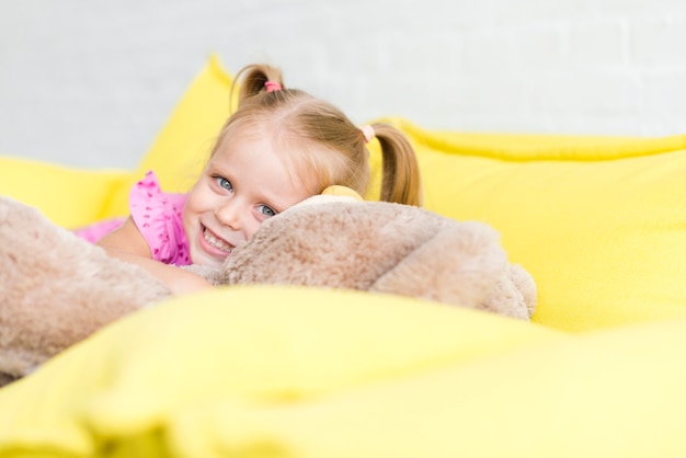 Close-up d&#39;une jolie fille avec un ours en peluche