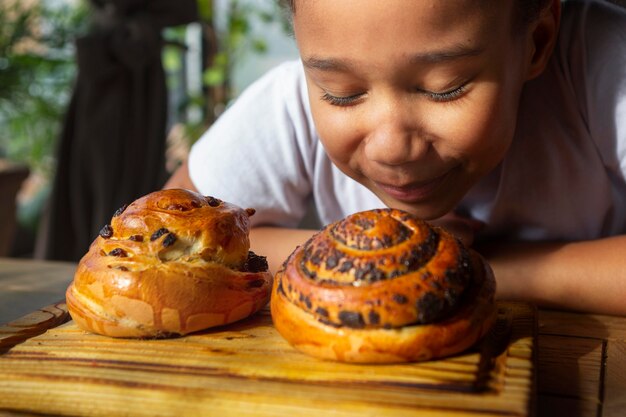 Close up kid avec un délicieux dessert