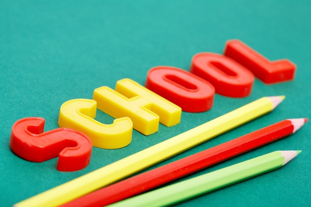 Close-up de lettres avec des crayons colorés