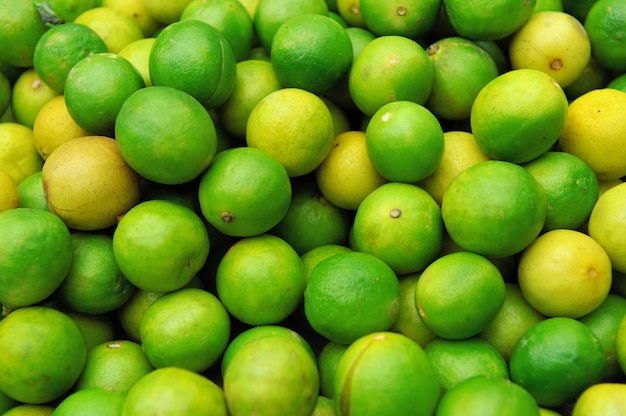 Close up de limes juteuses fraîches sur pile