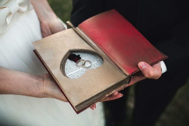 Close-up de livre antique avec les anneaux de mariage