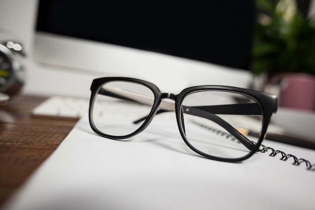Close- up de lunettes de lecture sur le bureau bureau