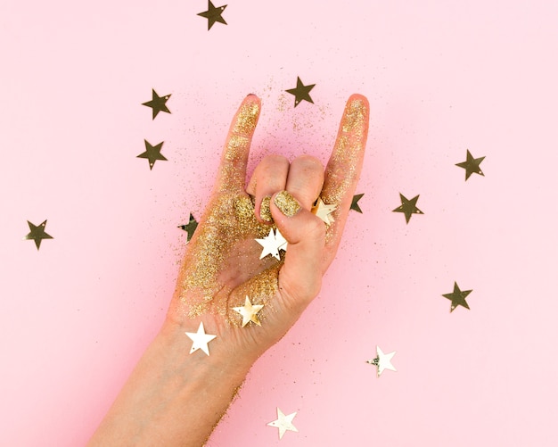 Close-up main créative avec des étoiles d'or