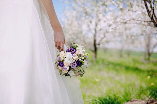 Close-up de la main tenant un beau bouquet