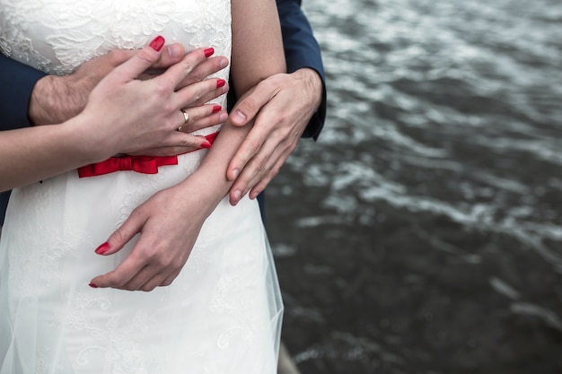 Photo gratuite close-up des mains de jeunes mariés