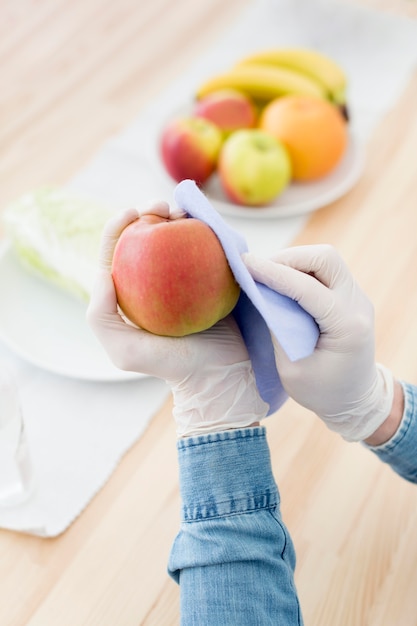 Photo gratuite close-up male cleaning apple