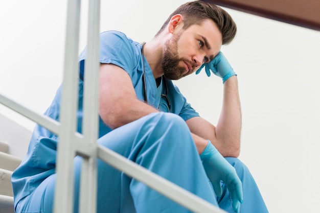 Close-up male nurse prenant une pause au travail