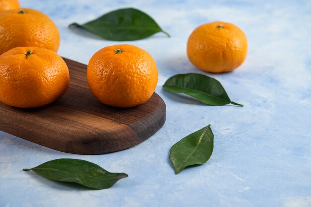 Close up de mandarines clémentines fraîches avec des feuilles