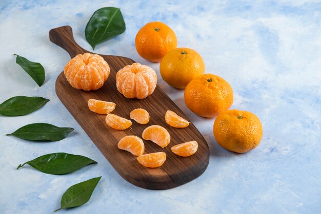 Close up de mandarines juteuses fraîches avec des feuilles