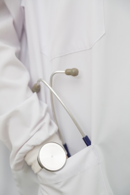 Photo gratuite close-up de manteau blanc avec un stéthoscope