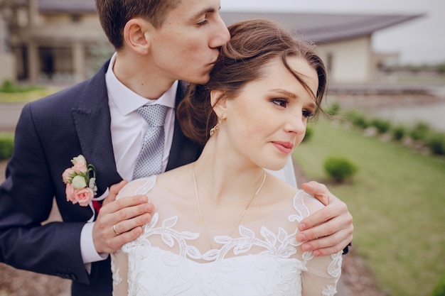 Close-up de marié embrasser la tête de sa femme pensive