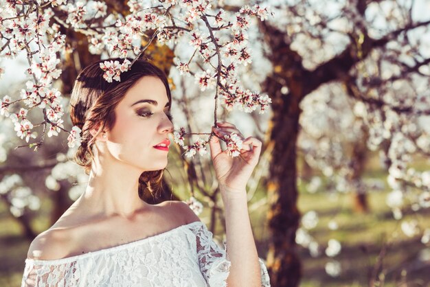 Close-up de la mariée odeur d&#39;une fleur