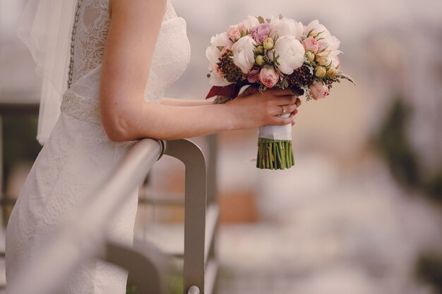 Close-up de la mariée tenant le bouquet de mariage