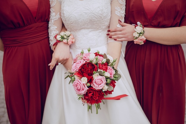 Close-up de la mariée tenant son joli bouquet