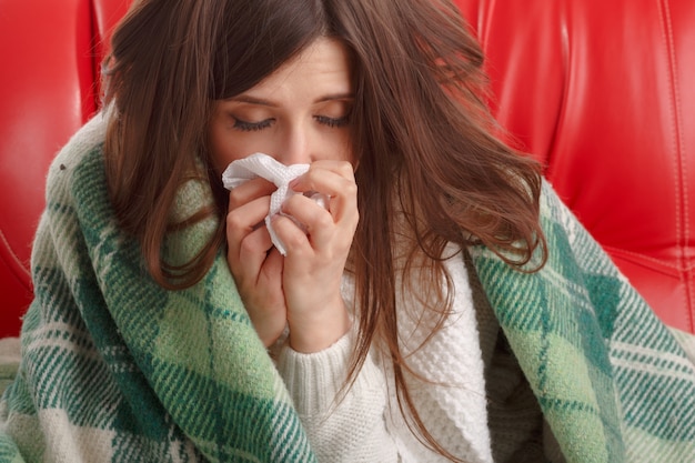 Close-up de mauvais adolescent avec un tissu à côté de son nez