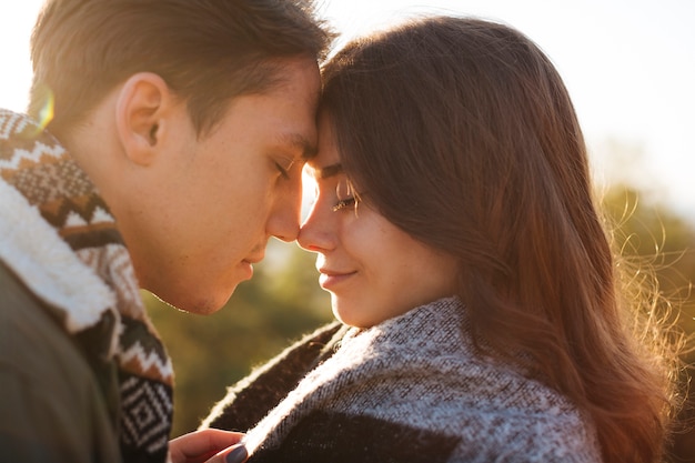 Close-up mignonne jeune couple amoureux