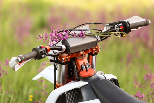 Close-up moto élégante avec des fleurs