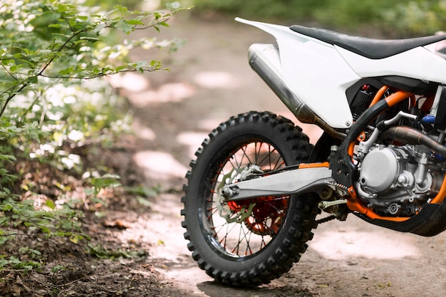 Close-up moto élégante garée dans la forêt