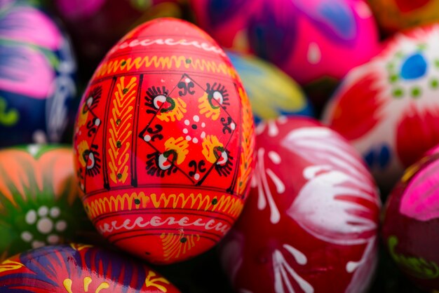 Close-up des oeufs de Pâques avec fond flou