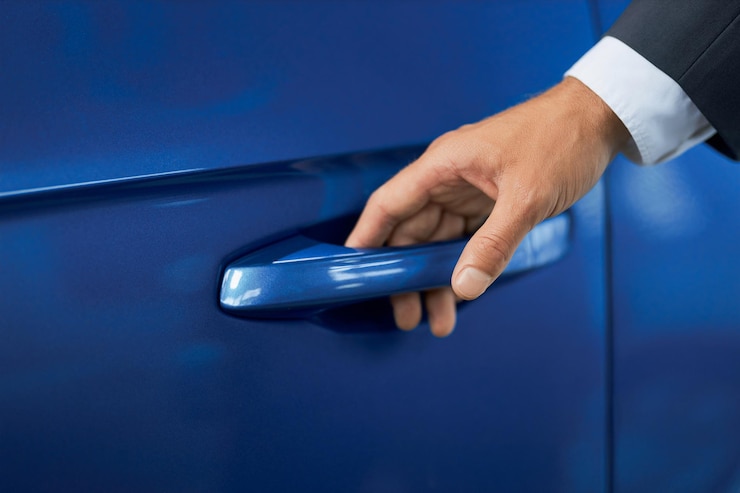 Photo gratuit close up of male hand holding poignée de voiture bleue de luxe