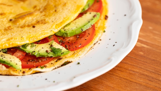 Photo gratuite close-up of omelette aux tomates et avocat sur plaque