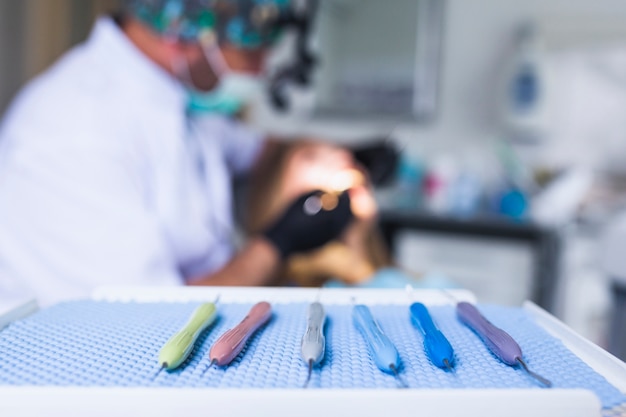 Photo gratuite close-up d'outils dentaires multicolores dans une rangée