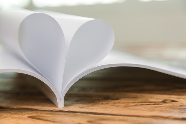 Close-up des pages de livres formant un coeur