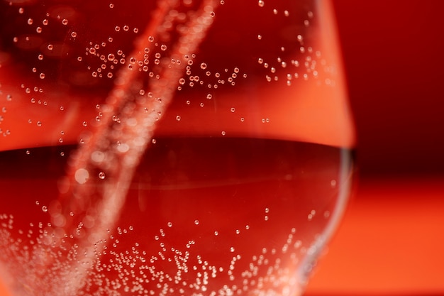 Close-up de paille de verre clair dans un liquide