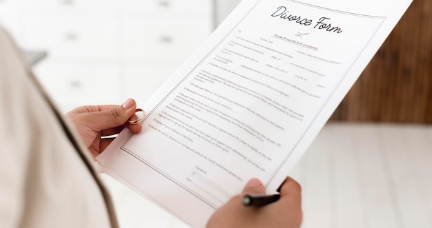 Photo gratuite close-up parent holding form divorce