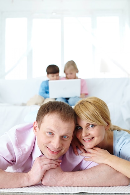 Close-up des parents en souriant avec des enfants fond