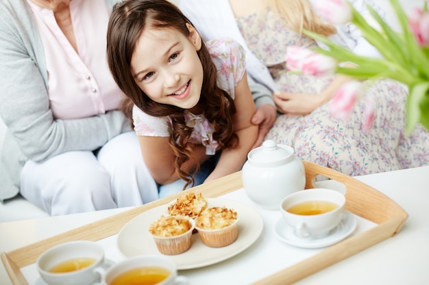 Photo gratuite close-up de la petite fille avec des petits gâteaux