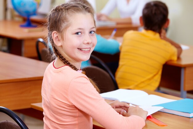 Close-up de la petite fille à son bureau