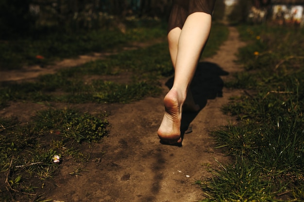 Close-up des pieds nus sur le sol