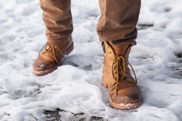 Close up pieds portant des bottes chaudes