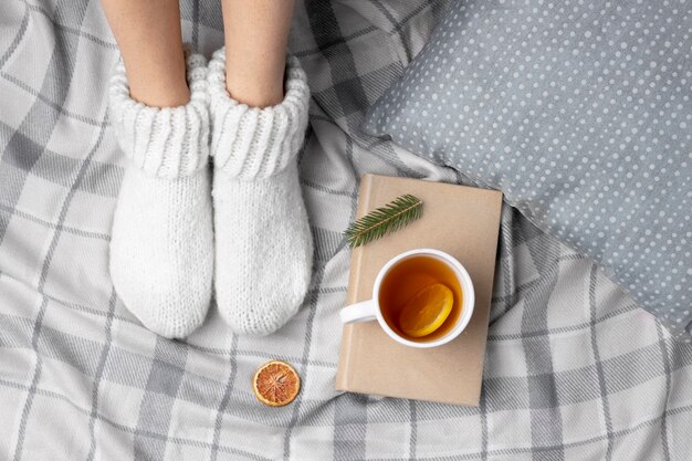 Close up pieds portant des chaussettes chaudes blanches