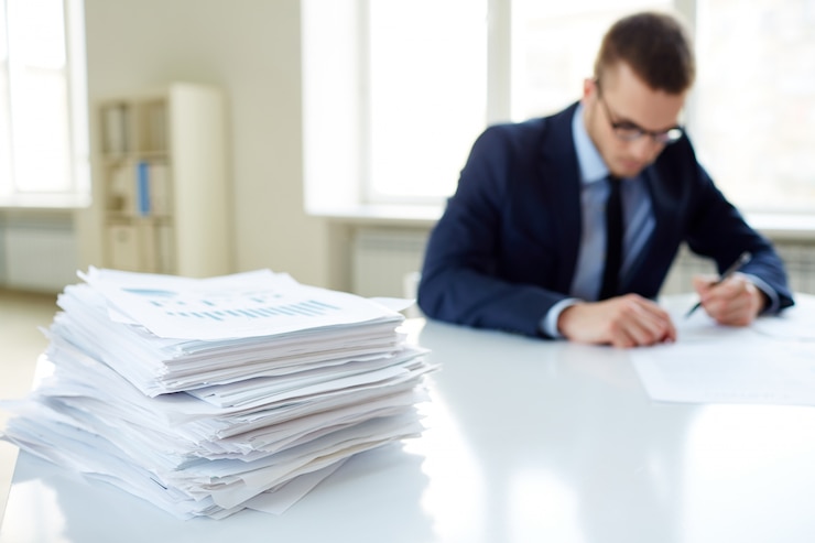 Photo gratuit close-up de la pile de documents avec un fond exécutif