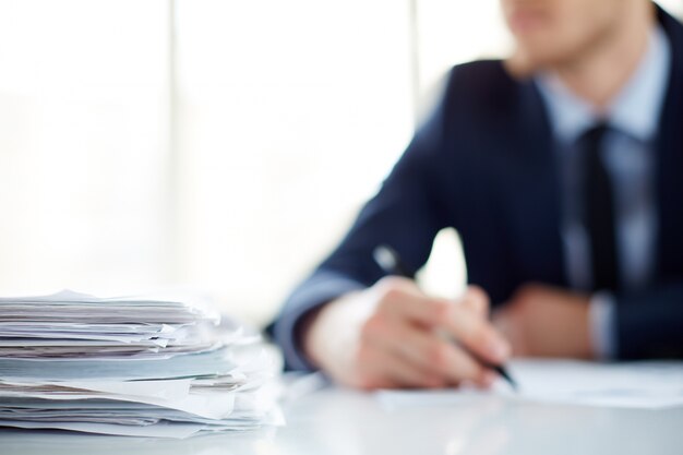 Close-up d&#39;une pile de papiers sur la table